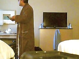 Lockighårig svart brud som gråter av nöje older sex film