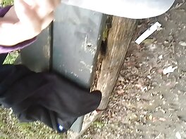 Ung flicka sexfilm s som skriver på ett garage utan att veta om en dold kamera