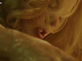 Direktörens unga sex filme hot fru gratuleras av all personal på skrivbordet