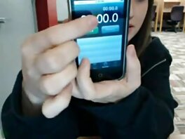 Den unga tjejen bredde ut sina fria sexfilmer magra ben och lärde sig på huden hur man knullar på tenn