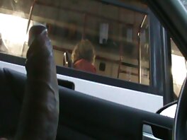 Kåt hemmafru, trosor att inte dansksexfilm ha på sig, och vovve poserar på stranden Porrfilmer