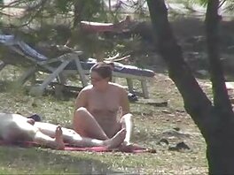 Wicked blond milf kille i röven och fingrar hans kuk med sexfilmer på svenska handen på samma gång